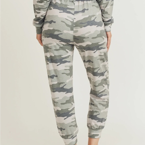 aerie Pants - Aerie Camo Cropped Pants - Green and Gray